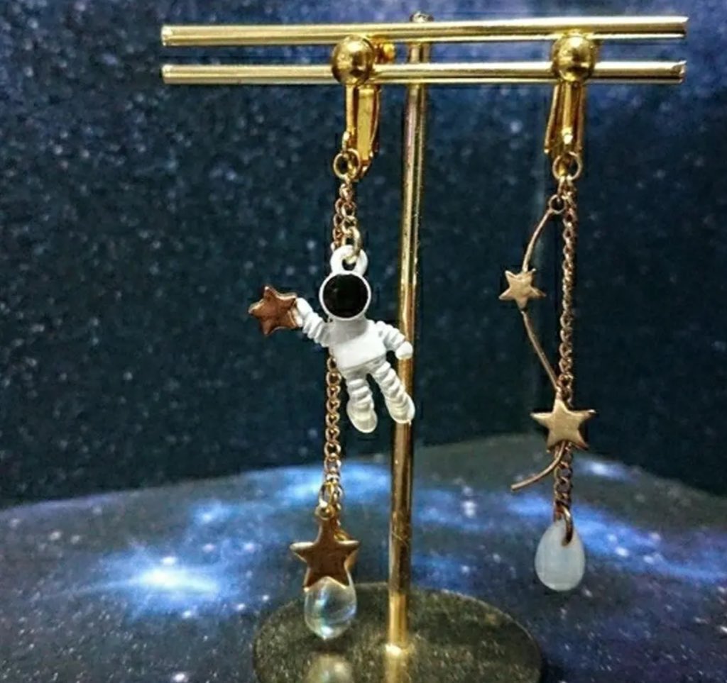 _ykc79's tweet photo. 京セラドームでこの宇宙飛行士がついてるイヤリング落としてしまいました。もし見たよって方いたら教えてください…🥲
#BUMPOFCHICKEN
#京セラドーム
#SpheryRendezvous https://t.co/Nd2xEkW3HW
