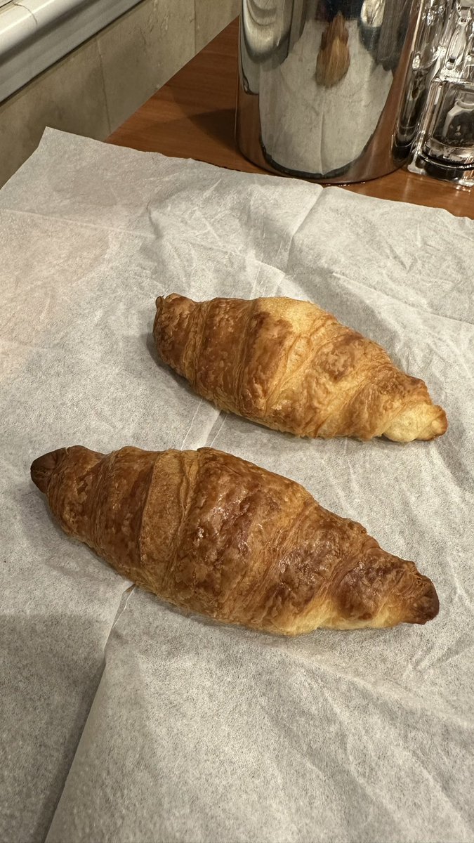 Ambusanga's tweet photo. To croissanter og en dåse vaseline. 
Så er forberedelsen på plads og jeg er på vej til start i Berlin⚡️

God tur alle i Odense og Berlin! 
Stor løbefest idag! 

#Twrundk https://t.co/68l1xOuo3C