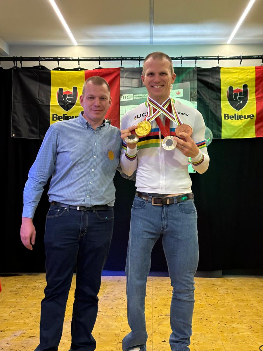 Het is niet verboden om op gelijk welke leeftijd even trots te zijn als een klein kind, als je op de foto mag met een bijzonder (in de ruimste zin vh woord) man.🙏

Bedankt <a href="/EwoudVromant/">Ewoud Vromant</a> !