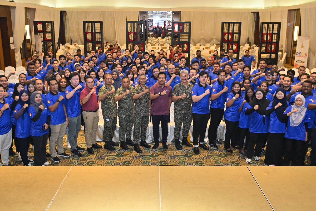 MSNSelangor's tweet photo. Retreat Penggerak Belia Selangor (PeBS) Sesi 2024/2025
Sesi Perkongsian Bersama Askar Wataniah telah disampaikan oleh Kolonel Hj Mohd Ridzwan bin Hj Shoib, Komander Rejimen 502 (Askar Wataniah).
#PenggerakBeliaSelangor
#MSNSelangor #MSNS #PeBS
#GenerasiMasaDepanSelangor https://t.co/yZxOelMpyN