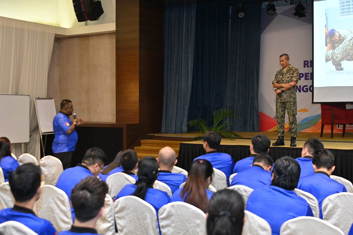 MSNSelangor's tweet photo. Retreat Penggerak Belia Selangor (PeBS) Sesi 2024/2025
Sesi Perkongsian Bersama Askar Wataniah telah disampaikan oleh Kolonel Hj Mohd Ridzwan bin Hj Shoib, Komander Rejimen 502 (Askar Wataniah).
#PenggerakBeliaSelangor
#MSNSelangor #MSNS #PeBS
#GenerasiMasaDepanSelangor https://t.co/yZxOelMpyN