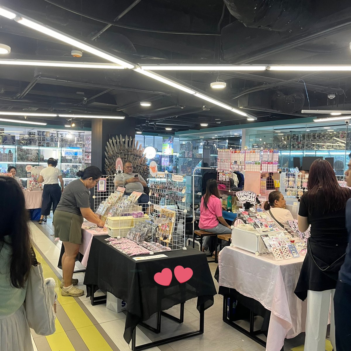 howoocart's tweet photo. made it to @ChinguDachi ‘s POCA TRADE event at 
📍Promenade, Greenhills (near love letter lounge)

selling seventeen keyrings and giving away freebies at table 8! come say hi ☺️🩷🩵

#ChinguDachi #PocaTrade #KpopArtMarket #PhotocardTrading #Seventeen #Kpop https://t.co/Fz3fDQkIfu