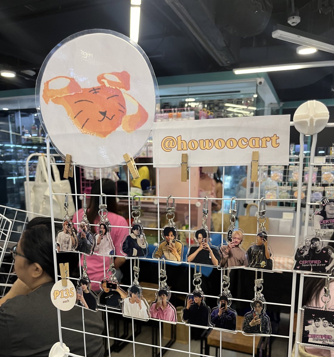 howoocart's tweet photo. made it to @ChinguDachi ‘s POCA TRADE event at 
📍Promenade, Greenhills (near love letter lounge)

selling seventeen keyrings and giving away freebies at table 8! come say hi ☺️🩷🩵

#ChinguDachi #PocaTrade #KpopArtMarket #PhotocardTrading #Seventeen #Kpop https://t.co/Fz3fDQkIfu