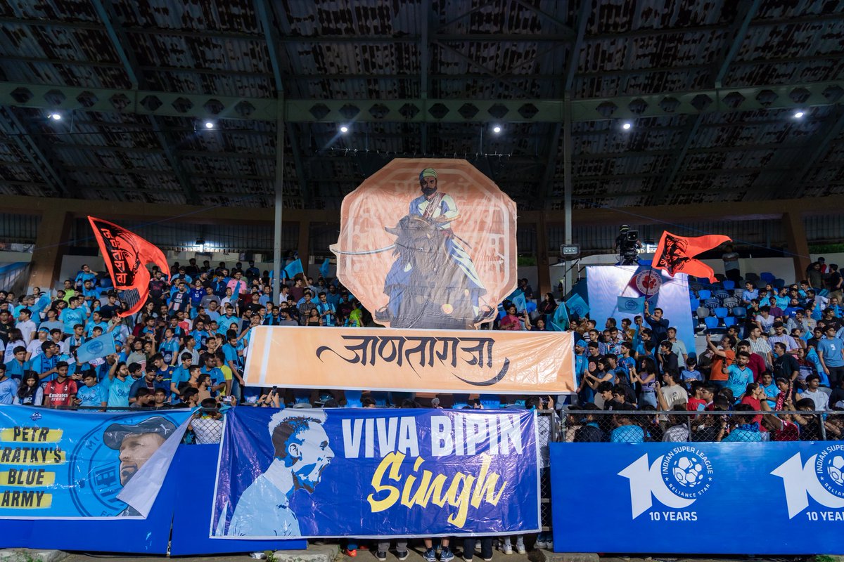 MumbaiCityFC's tweet photo. चला मंडळी, छत्रपती शिवाजी महाराजांचं नाव घेऊन सुरुवात करूया 🙏

Throwback to this incredible Tifo from #MCFCBFC last season. Let’s bring that energy back to the Arena on Wednesday 💪

#ISL #MumbaiCity #AamchiCity 🔵 https://t.co/wXbeFpjPO9