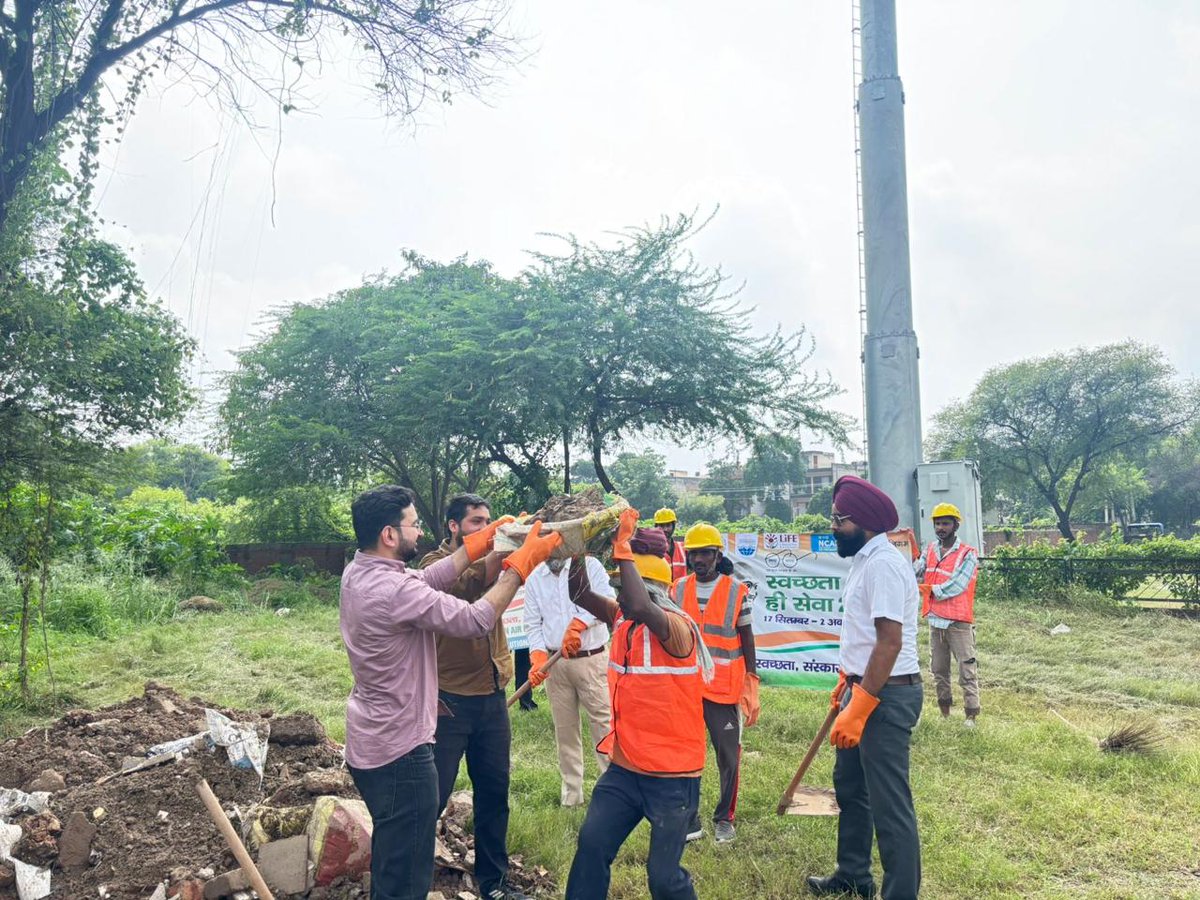 MCChandigarh's tweet photo. #SHS2024: To encourage community involvement in C&amp;D waste management and promote responsible waste disposal practices as part of #SwachhataHiSeva2024, the Municipal Corporation team held a C&amp;D Waste Shram Daan at Sector 48 https://t.co/OuAci0mjjM