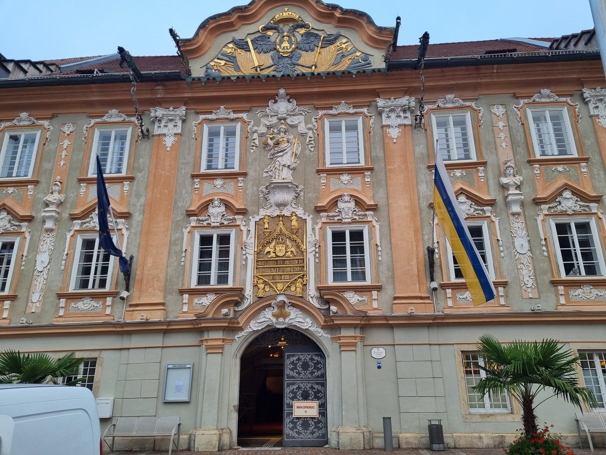 karntna_bua's tweet photo. gestern wurde hier noch der 661. st. veiter #wiesenmarkt eröffnet... heute befindet sich #wspr1 im rathaus #stveit... als beisitzer ist die mein einziger #beifunk zur #nrw24 vor öffnung des wahllokals, da sonstiges danach zu funken verboten ist... #kärnten https://t.co/BJw4hedpyp