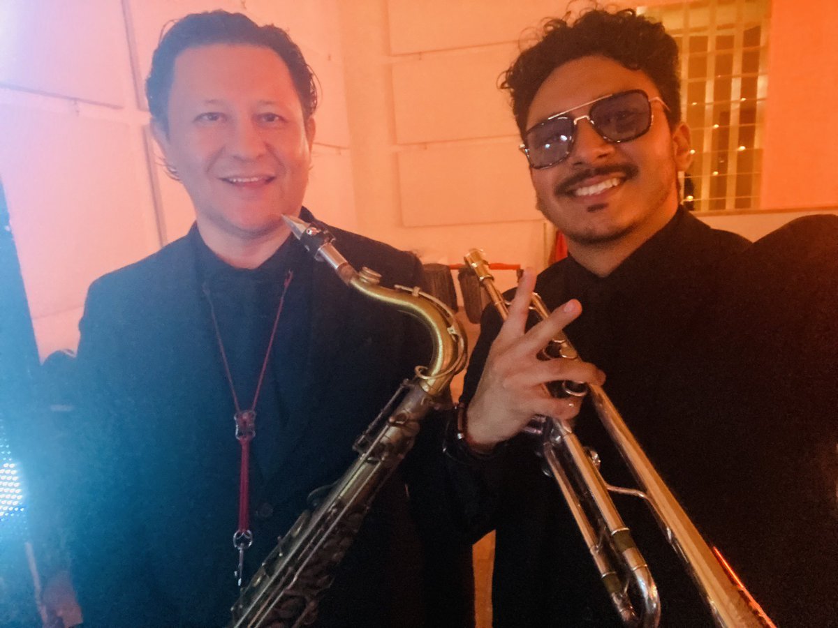 mr_trumpetman's tweet photo. #TocandoAndo #BandaAmericaGCT sábadito de cumbión #MrTrumpetman🎶🎺😎 https://t.co/d1BMPktV28
