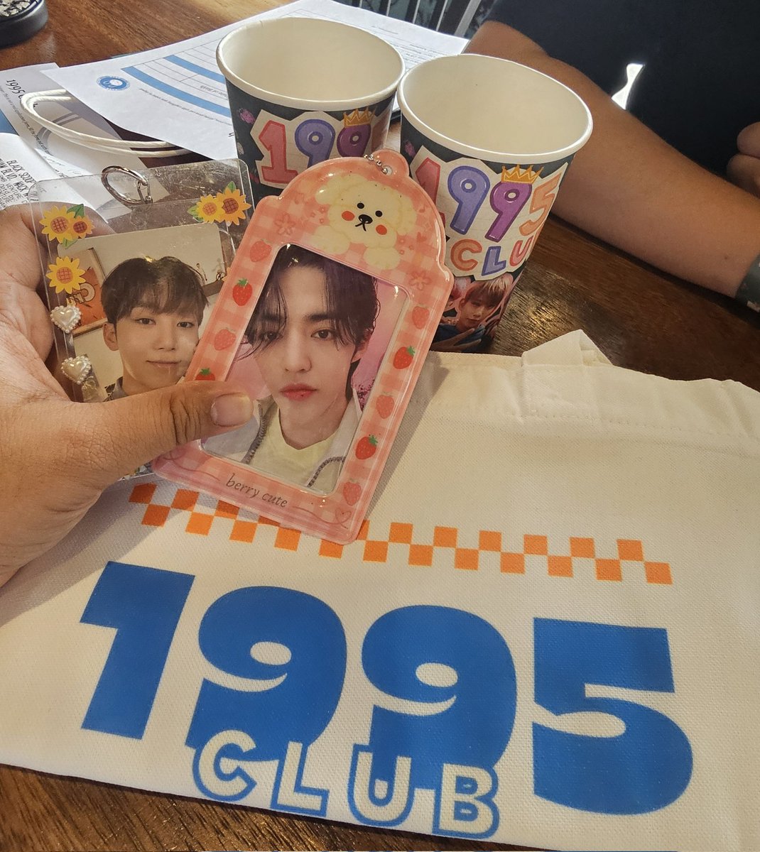 soulstele's tweet photo. at #1995_club say hi if you're here 💚 💙 ❤️ https://t.co/xAQmeSMT3O