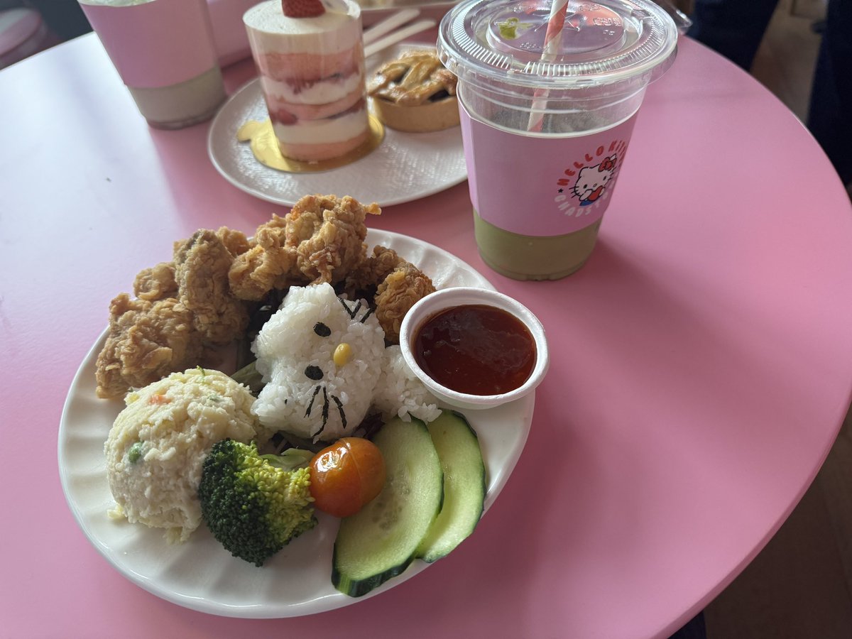 WynnSedai's tweet photo. Lunching at Hello Kitty Cafe…

Highly recommend the fried chicken &amp; rice. 

#hellokittylover #hellokittycafe #hellokittyatchadstone #yummy #oishisou #myeatventures https://t.co/vqRS2SD9bE