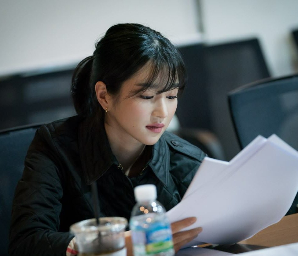 dprtist's tweet photo. Seo Yeaji reading the pretty girl mantra list: https://t.co/w9yZBdjKAM
