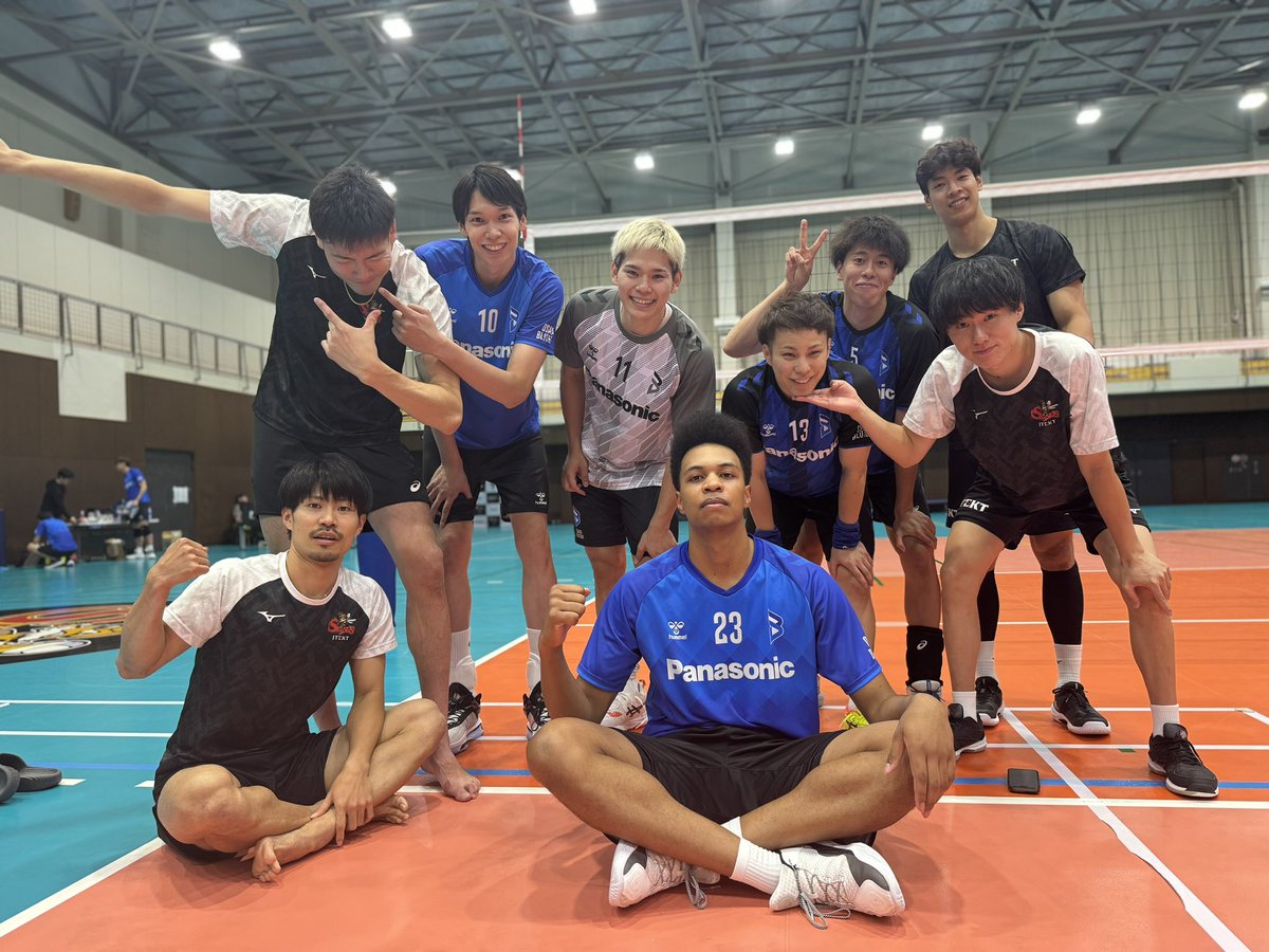 OSAKA__BLUTEON's tweet photo. 🔵ブルテオン情報🔵
集結👍✨
#ジェイテクトSTINGS愛知 
#大阪ブルテオン
#OSAKABLUTEON https://t.co/LYlZTbjTXf