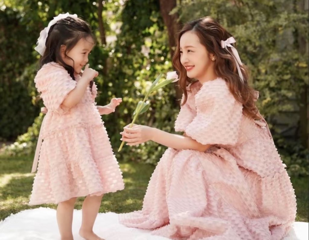 nemuridaijin's tweet photo. ともちんの子供本当に可愛すぎる👶🏻💕
まだ3歳にもなってないのにここまで完成してるのすごくない？ https://t.co/rPbQbN9dbN
