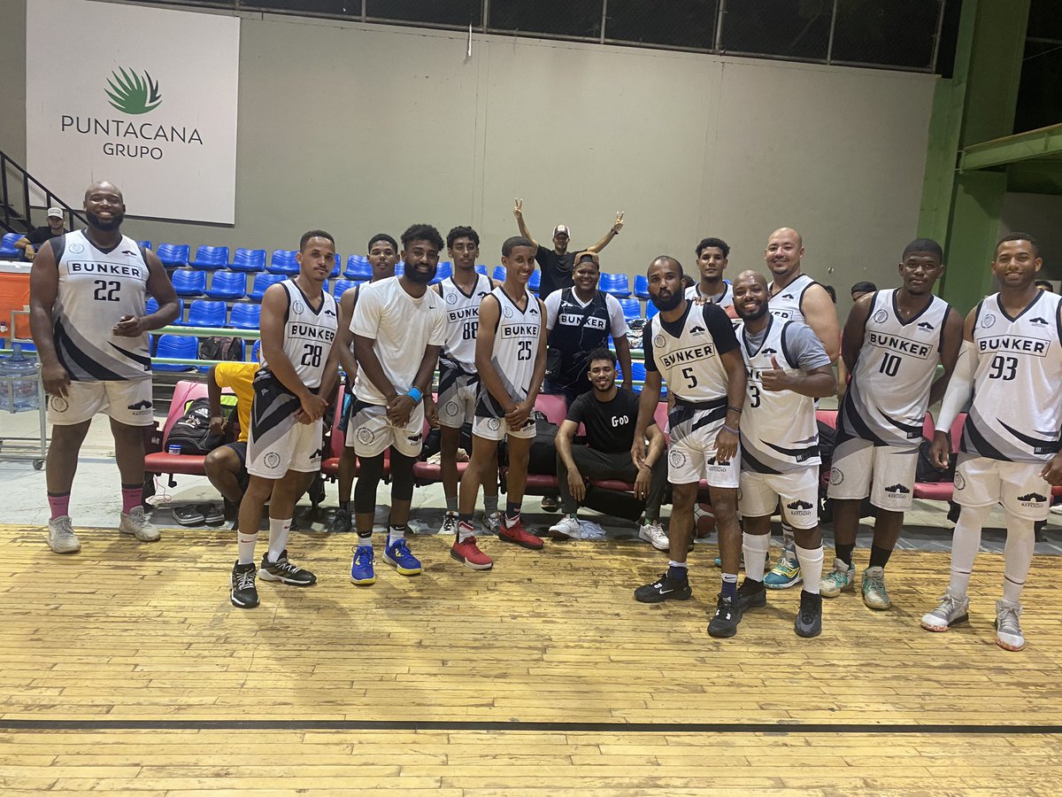 La noche de el sábado 28 de Sept se llevaron a cabo dos grandes partidos de evaluación con miras a lo que será la LNE 

•Valientes de Hato Mayor 
•Elegidos de San Pedro de M
• Profetas de La Altagracia
• Y Bunker  equipo invitado 

Se vieron la cara en la cancha 🔥🏀

#LNE