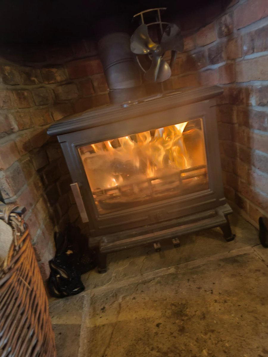 ArmsStamford's tweet photo. Fire π₯ is lit, so why not join us for a cold pint and warm atmosphere or maybe a roast dinner?
#carrbrook #stalybridge #mossley #realfire #roastdinner https://t.co/TNvNpJeRYS