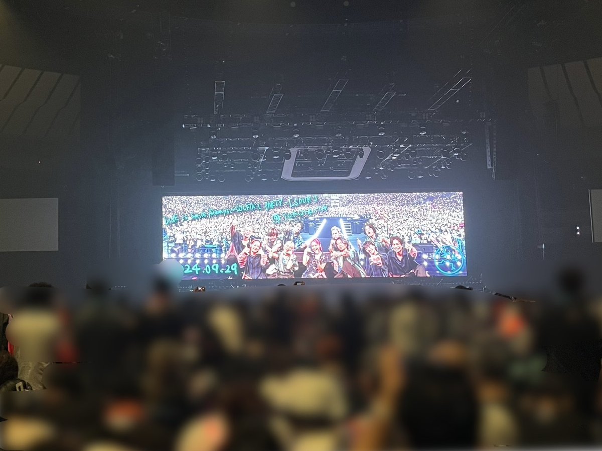 kmnmc98's tweet photo. SWEETは席がど真ん中で、LiSAちゃんに見つめられてる気持ちになってしまったり…。幸せな週末でした！転職して3ヶ月、酸っぱい気持ちになる事もあるけど、また最高な日（ひとまず代々木SWEET）までがんばるー！LiSAちゃんいつもありがとう！
SWEETの集合写真は、大興奮で感想話してたら撮り逃し…💦 https://t.co/Mh9IcLPJnO