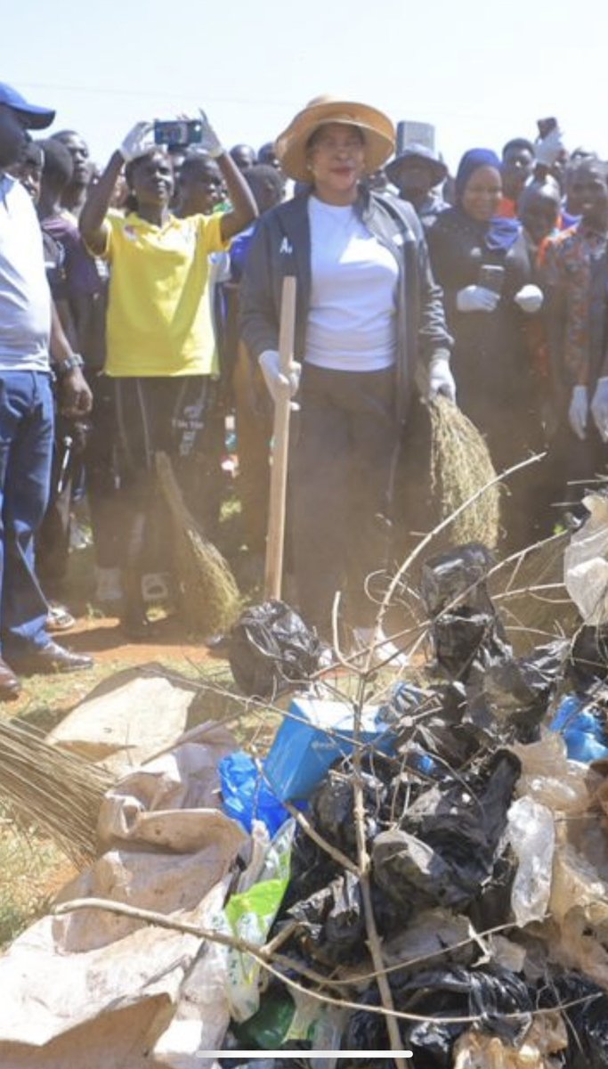 mkyalya's tweet image. Now I get why this mad cow is in BUSOGA lol! She is wearing the two hats for #M7 and his son but has lost both their spirits. You have gone to Buyende to get them lol! They are not #Nadiope. They are #Ccwa (sun); suns of God and Kings (Messengers) of Chwezi. They are at Moyo