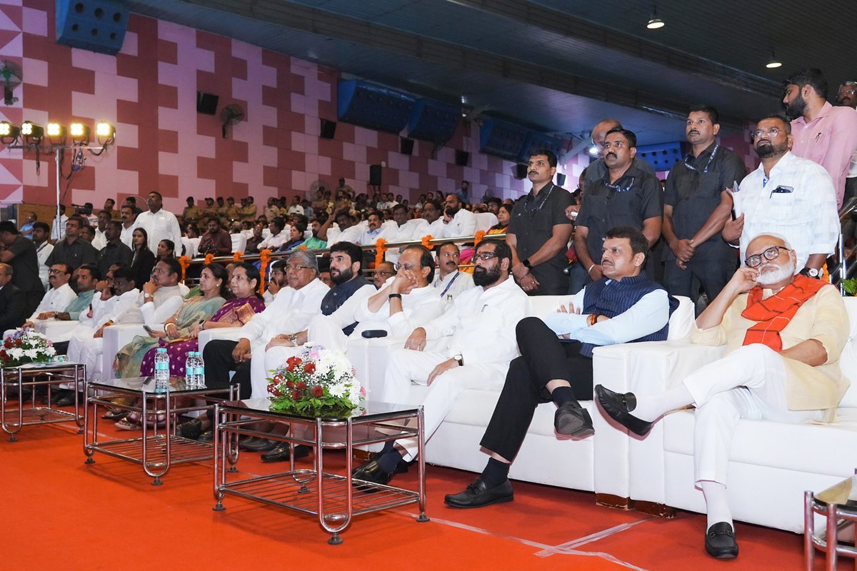 Dev_Fadnavis's tweet photo. 🕦 11.30am |  29-9-2024���Ganesh Kala Krida Auditorium, Pune | स. ११.३० वा. | २९-९-२०२४📍गणेश कला क्रिडा सभागृह, पुणे.

🔸Inauguration, BhoomiPujan, and the Foundation Stone Laying of various development projects worth over ₹11,200 crore at the auspicious hands of Hon PM Narendra Modi Ji

✅Inauguration of Pune Metro Section from District Court to Swargate (₹1,810 crore).
✅The foundation stone for the Swargate-Katraj Extension of Pune Metro Phase -1 (₹2,955 crore).
✅Laying of Foundation stone for the memorial of Krantijyoti Savitribai Phule's First Girls School at Bhidewada.
✅Hon PM Modi Ji dedicated the Bidkin Industrial Area, a transformative project spanning 7,855 acres under the National Industrial Corridor Development Program, with a total cost of over ₹6,400 crore for development in 3 phases.
✅Inauguration of Solapur Airport to improve connectivity.

🔸मा. पंतप्रधान नरेंद्र मोदीजी यांच्या शुभहस्ते ₹11,200 कोटींच्या विविध विकासकामांचे उदघाटन भूमिपू���न, लोकार्पण व पायाभरणी

✅पुणे जिल्हा न्यायालय ते स्वारगेट मेट्रोचे उदघाटन (₹1,810 कोटी)
✅स्वारगेट-कात्रज मेट्रो टप्पा-1 विस्ताराची पायाभरणी (₹2,955 कोटी)
✅भिडेवाडा येथे क्रांतीज्योती सावित्रीबाई फुले यांच्या पहिल्या कन्या शाळेच्या स्मारकाची पायाभरणी.
✅7,855 एकर क्षेत्रावर विस्तारित बिडकीन औद्योगिक क्षेत्राचे लोकार्पण, 3 टप्प्यातील विकासकामांसाठी एकूण ₹6400 कोटी
✅सोलापूर विमानतळाचे लोकार्��ण

@narendramodi @mieknathshinde @AjitPawarSpeaks @ChDadaPatil @samant_uday @mohol_murlidhar @neelamgorhe
#Maharashtra #Pune #PuneDevelopsUnderModi
