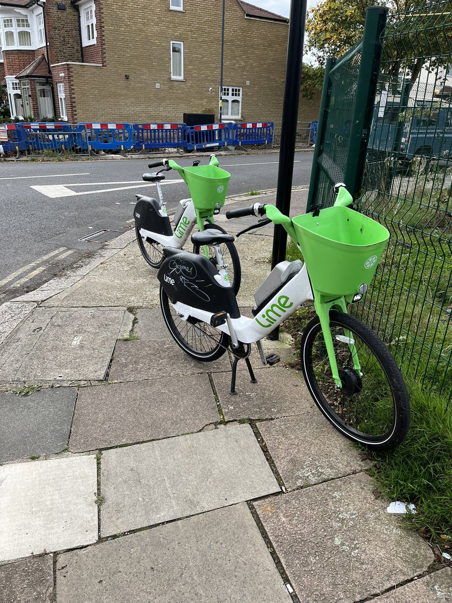 RiserKensal's tweet photo. @limebike @Brent_Council @DocklessObs More idiotic Lime bike parking - 15 minutes ago. College Rd at the corner of Leighton Gdns NW10 https://t.co/Lr4Cj6HtM4