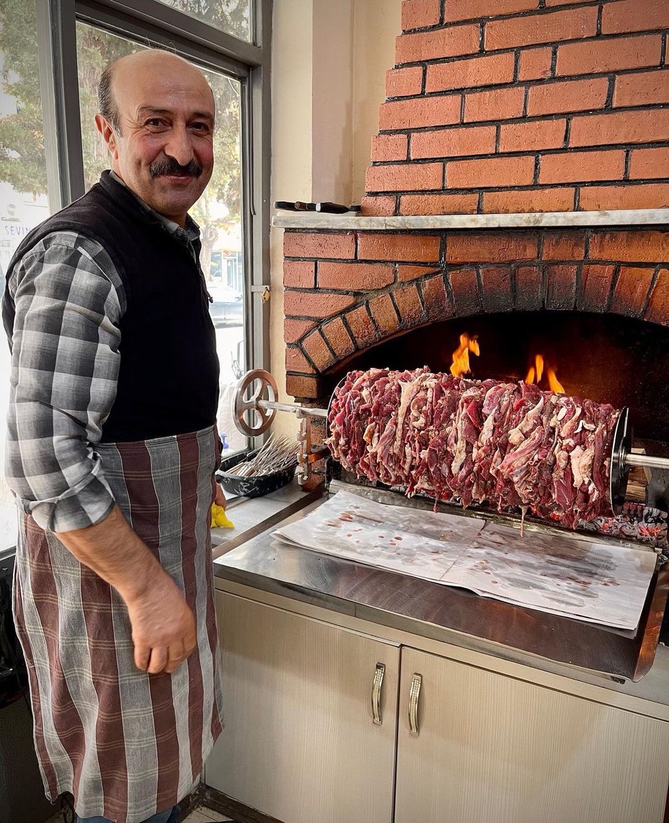 lezzetrehberix's tweet photo. Lezzet Rehberi’nin Artvin tavsiyelerinden olan Ersin Dede çok az sayıda yere verdiğimiz yıldızın da sahibiydi. Bu yıldızı gerçek bir ustalık sergileyen ve kategorilerinin en iyisi olan yerlere sunuyorduk. Maalesef Ersin Dede dün itibari ile kepenklerini daimi biçimde indirdi. https://t.co/XmB6MyKJqg