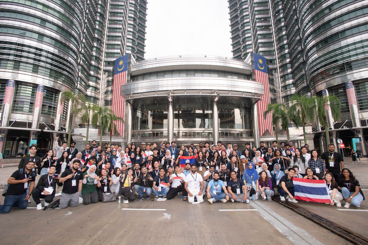 dewaagix's tweet image. Special thanks to @gdgbali, @googledevsid, @googledevs, and @danjuf for giving me the special opportunity to join the community and attend GDG Summit 2024.

Glad to learn and connect with people from other cities and countries.

#Google #GoogleForDevs #GDGSeaSummit2024