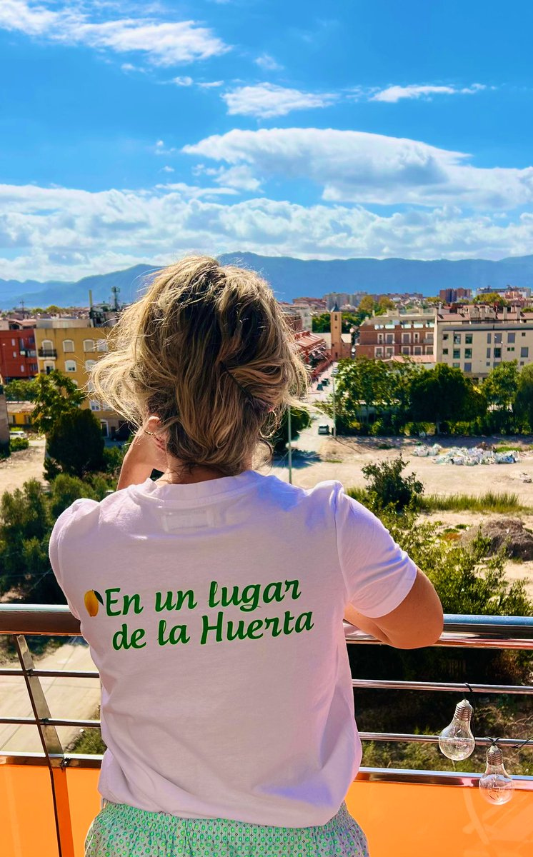 IPicazoCastell's tweet photo. ☀️Tan feliz tomando el sol con mi nueva camiseta de @enunlugardelah1  
Es muy bonita 😻 y me hace sentir genial ☺️ 🍋🍋🍋🍋🍋 https://t.co/PA1bLnicLa