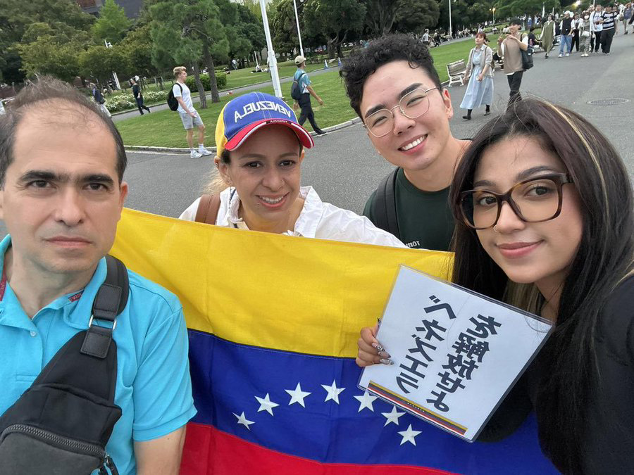 SonPolemicas's tweet photo. Segun la prensa tarifada y las ONG de Washington hay 4 millones de Venezolanos en Perú, 6 millones en Colombia, 3 millones en Chile, 2 millones en Argentina, 5 millones en Estados Unidos y 1 millón en España.
Por qué fueron tan escasas de gente esas "protestas mundiales" ayer? https://t.co/ewZ0cgHTVD