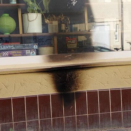 in der nacht zu sonntag wurde ein brandanschlag auf das bajszel in neukölln verübt, gleichzeitig wurden die türschlösse zugeklebt. die bar spricht von einem "mordversuch". seit wochen wird sie antisemitisch angefeindet - mit roten dreiecken und hamas-parolen.