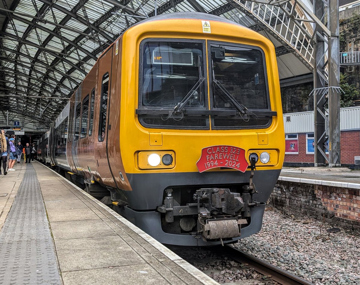 DownOnTheStour's tweet photo. Liverpool has been reached 👌

Fantastic ride by @Claydon1980 up to the greatest city on the earth 👏 Now time for scran 😋

#DOTS #railwayphotography #trainphotography #class323 #hypernetworker #hellfire #class323farewell https://t.co/G2Sz7dzwTY