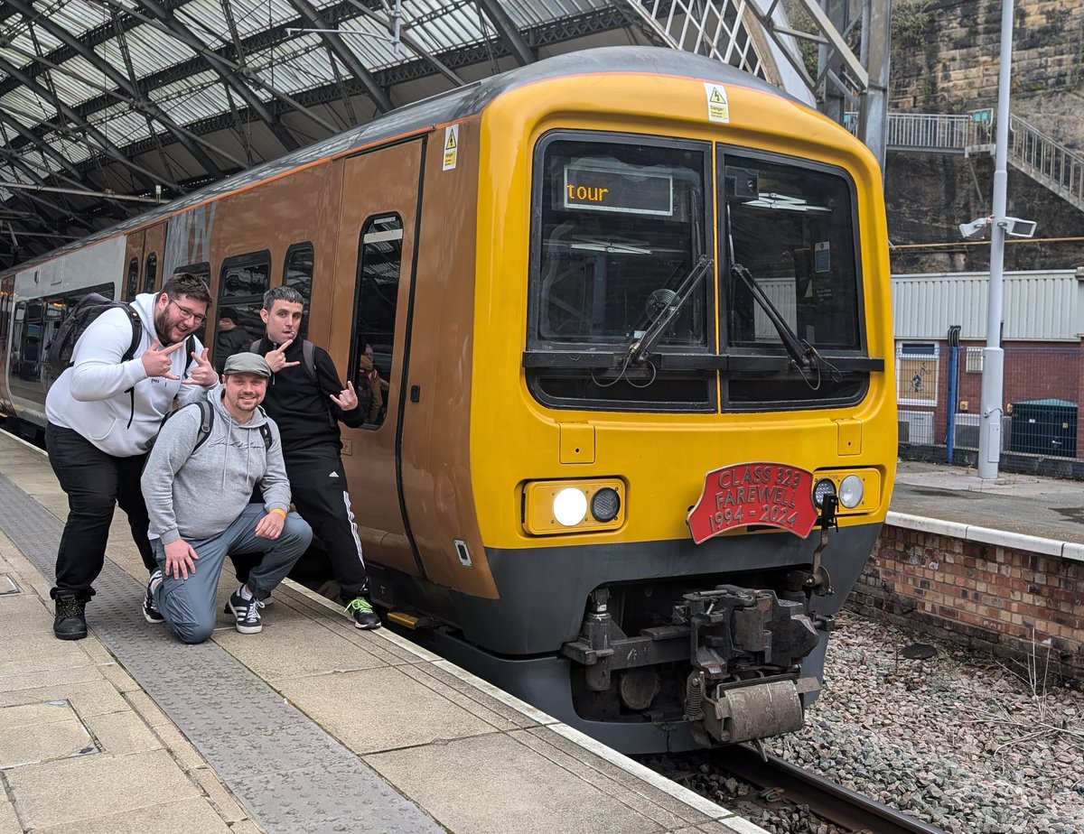 DownOnTheStour's tweet photo. Liverpool has been reached 👌

Fantastic ride by @Claydon1980 up to the greatest city on the earth 👏 Now time for scran 😋

#DOTS #railwayphotography #trainphotography #class323 #hypernetworker #hellfire #class323farewell https://t.co/G2Sz7dzwTY