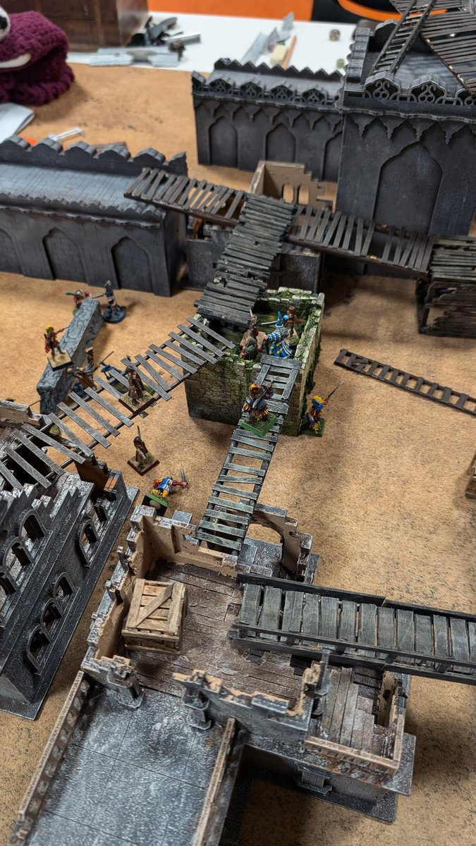 Mordheim sunday woooo yeahhhhh
Two games with marienburg (they lost both) and one with my primed but not yet painted orc mob (they won) who will be painted before I use them again for any games.