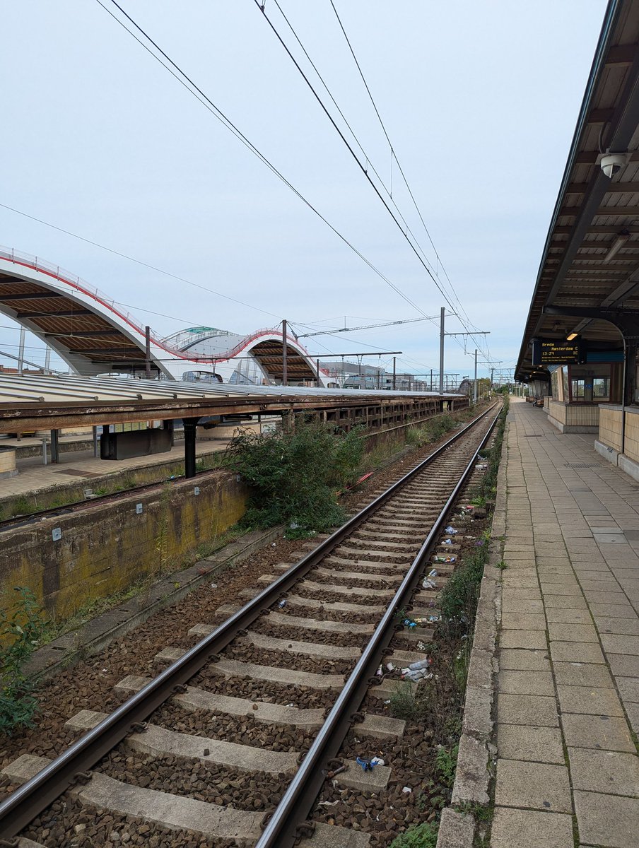 robkaper's tweet image. Niet helemaal eerlijk, want ze zijn prachtig aan het renoveren, maar tot die tijd blijft ook dit Belgisch treinstation echt van een niveau waar zelfs het stereotype oostblok van huivert.