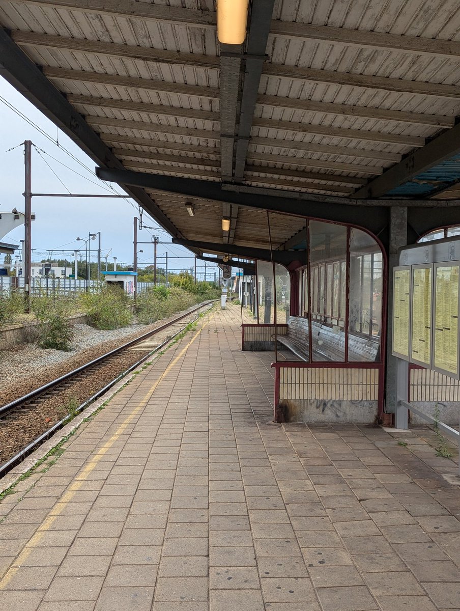 robkaper's tweet image. Niet helemaal eerlijk, want ze zijn prachtig aan het renoveren, maar tot die tijd blijft ook dit Belgisch treinstation echt van een niveau waar zelfs het stereotype oostblok van huivert.