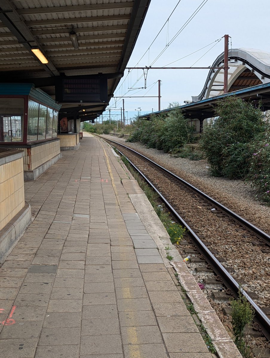 robkaper's tweet image. Niet helemaal eerlijk, want ze zijn prachtig aan het renoveren, maar tot die tijd blijft ook dit Belgisch treinstation echt van een niveau waar zelfs het stereotype oostblok van huivert.