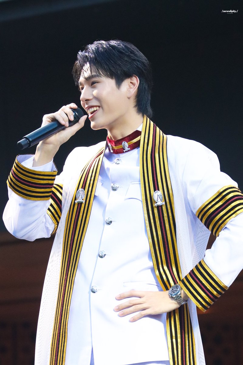 พี่บัณฑิตเท้าสะเอวละ 🤌🏻🎓✨

#PhuwinGraduationDay
#phuwintang <a href="/phuwintang/">phuwintang</a>