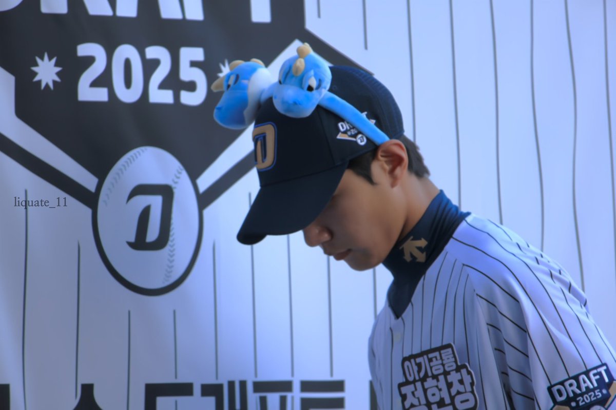 현창선수는 들어올때부터 나갈때까지 쭉!!! 단디머리띠를 쓰고 싸인회를 진행했답니다 (。O ⩊ O。)

참 신인 아기공룡들은 머리띠가 전부 다 
잘 어울리는 것 가타욤 ㅎㅎ

#정현창