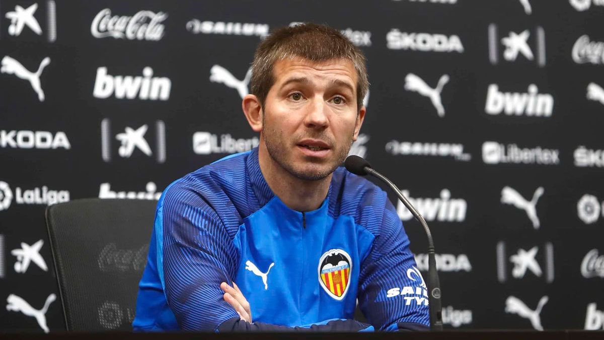 voltasport's tweet photo. 🎂 4️⃣9️⃣ Albert #Celades 
Compleix 49 anys l’exjugador i entrenador format al FC Barcelona fins el 1er equip, RC Celta de Vigo, Real Madrid CF, FC Girondins de Bordeaux, New York Red Bulls i Kitchee SC. Com a tècnic va entrenar a Espanya Sub-21, Real Madrid (ajudant) i València. https://t.co/idToVhHPyR