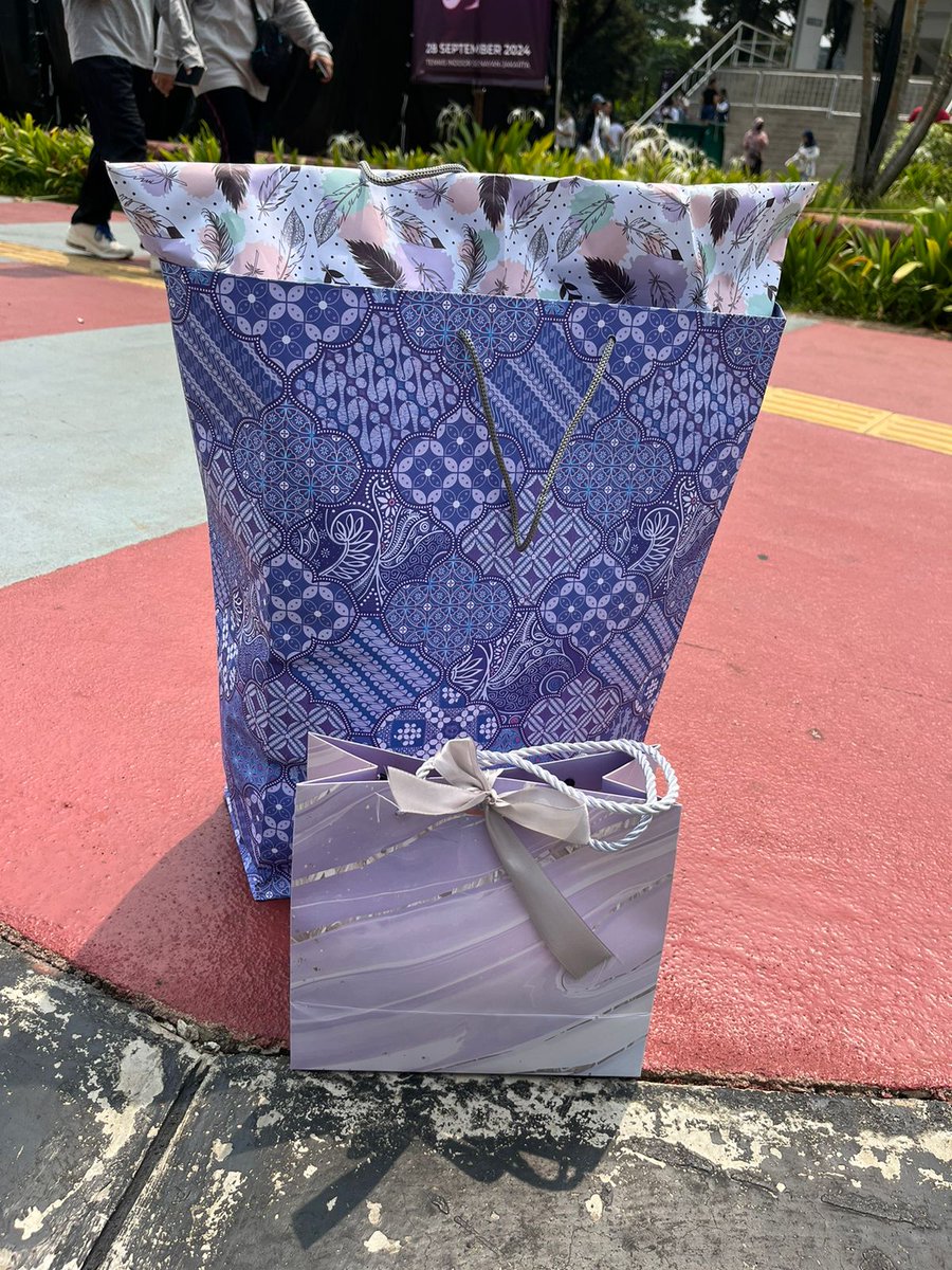 Ditamin_Team's tweet photo. ~Gift for DITA~

Senang bisa memberikan Hadiah kecil kami untuk tanda apresiasi kerja keras yang sudah dia lakukan 💜.

Kami juga berterimakasih untuk Tim yang sudah mau direpotkan 🙏🏻.

#TEAMDITA #HEREFORDITA
#SECRET_NUMBER #시크릿넘버 #DITAKARANG #DITA #DITAMIN #디타 #ディタ https://t.co/nrJLRWuFtr
