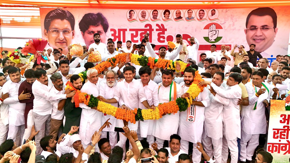 DivyanshuB_raja's tweet photo. पूरा हरियाणा डोल रहा है, कांग्रेस-कांग्रेस बोल रहा है🔥

हम सभी के पथ प्रदर्शक आदरणीय सांसद चौधरी दीपेंद्र सिंह हुड्���ा जी व इमरान प्रतापगढ़ी जी ने आज पानीपत ग्रामीण हलका से कांग्रेस पार्टी के विधायक सचिन कुंडू जी के समर्थन में की जनसभा🙌

इस जनसभा में उमड़े जनसैलाब ने एलान कर दिया है कि 5 अक्टूबर को EVM में कांग्रेस पार्टी के पक्ष में मतदान करके वह BJP से उसके 10 वर्षों के कुशासन का हिसाब लिया जाएगा💯