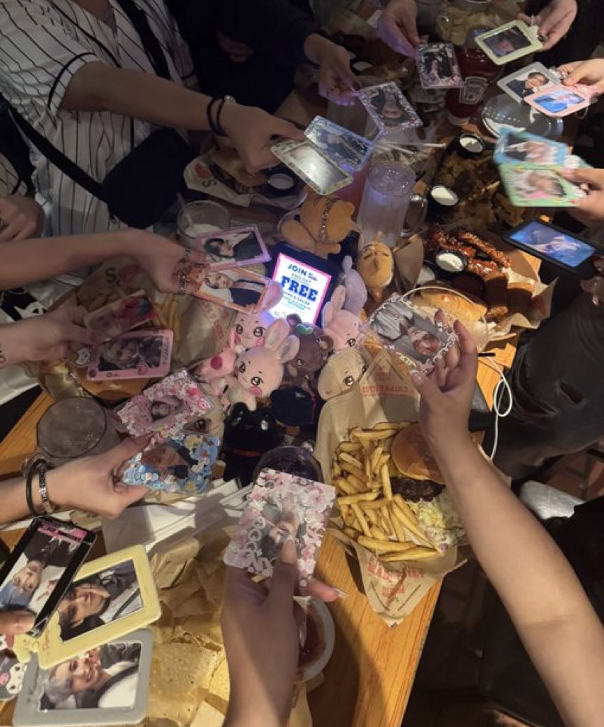 mingiiwonka's tweet photo. ATINYS TAKE OVER CHILLIS😝

#TowardsTheOomf #Will_To_Moot #ATINYinLA #ATINYtour #에이티즈