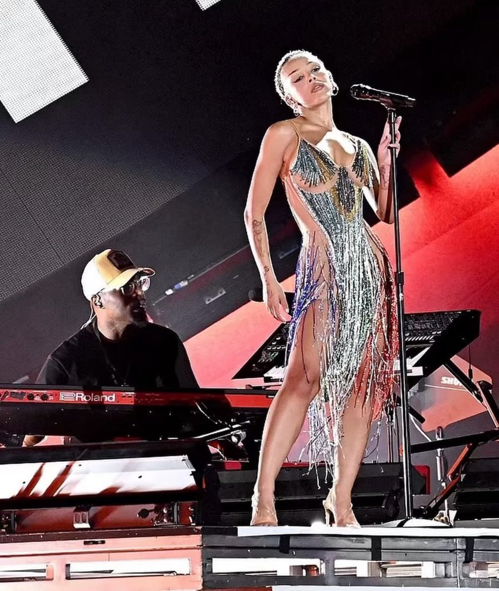 PopBase's tweet photo. Doja Cat wears a South African flag themed dress for her Global Citizen Festival performance. https://t.co/OBKNTGC3r7