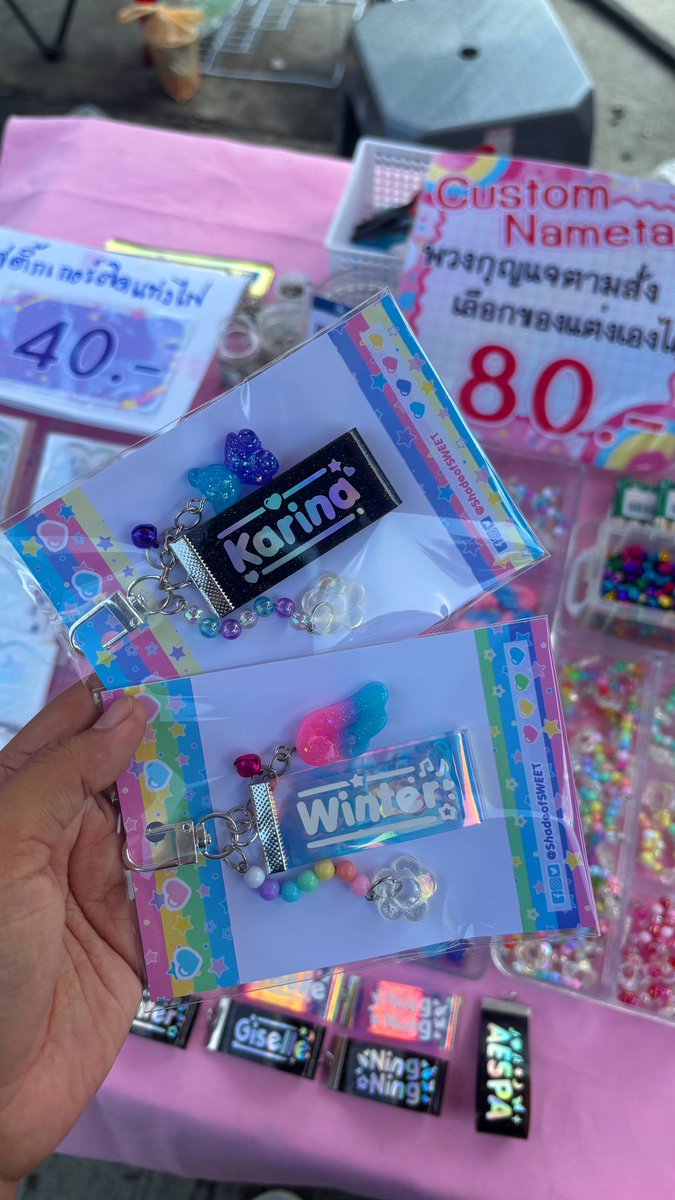 🌈สติ๊กเกอร์โฮโลแกรมติดแท่งไฟ #Aespa 
40 บาท 3 ใบ 100 คละแบบคละลายได้

💘เนมแท็กคัสตอม เลือกเมนเลือกของตกแต่งเองได้ เซ็ตละ 80 บาท

อยู่ตลาด K-POP ตรงข้ามอิมแพคค่า
ทั้ง 2 วันเลย แวะมาเลือกดูได้เลยน้าา 
🥰🤟🏻🩵💜🤍🌤️✨

#aespa_SYNK_PARALLELLINE_inBKK #aespaLIVETOUR2024_inBKK