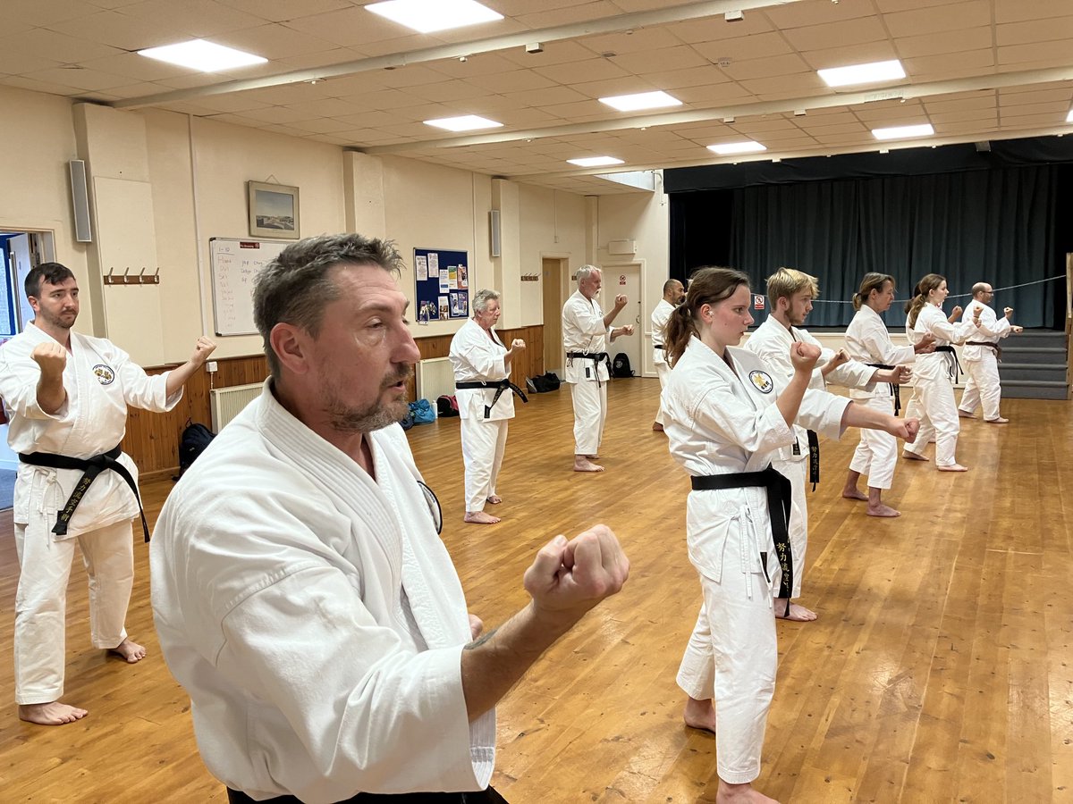 DoryokuRyu's tweet photo. Training in Cornwall yesterday morning 👍 #sanchin #goju #kata https://t.co/LptQs4C8kP