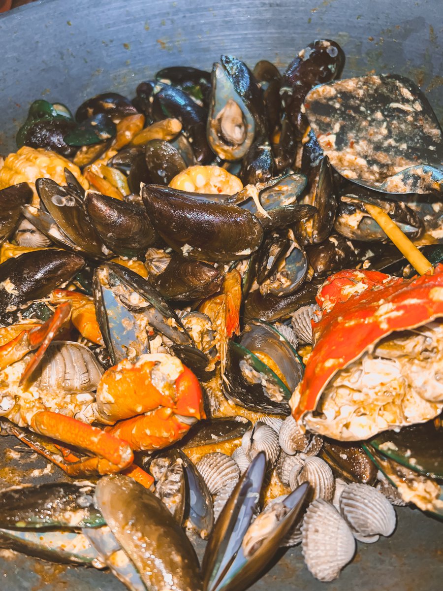 blvckranger's tweet photo. Kepiting kari + seafood saos padang. Terima kasih mama yang sudah masakin. Jumat sore bilang pengen makan seafood jumat malem langsung gas pasar kramat jati buat beli bahan bahan. https://t.co/RmpZvWv2sg