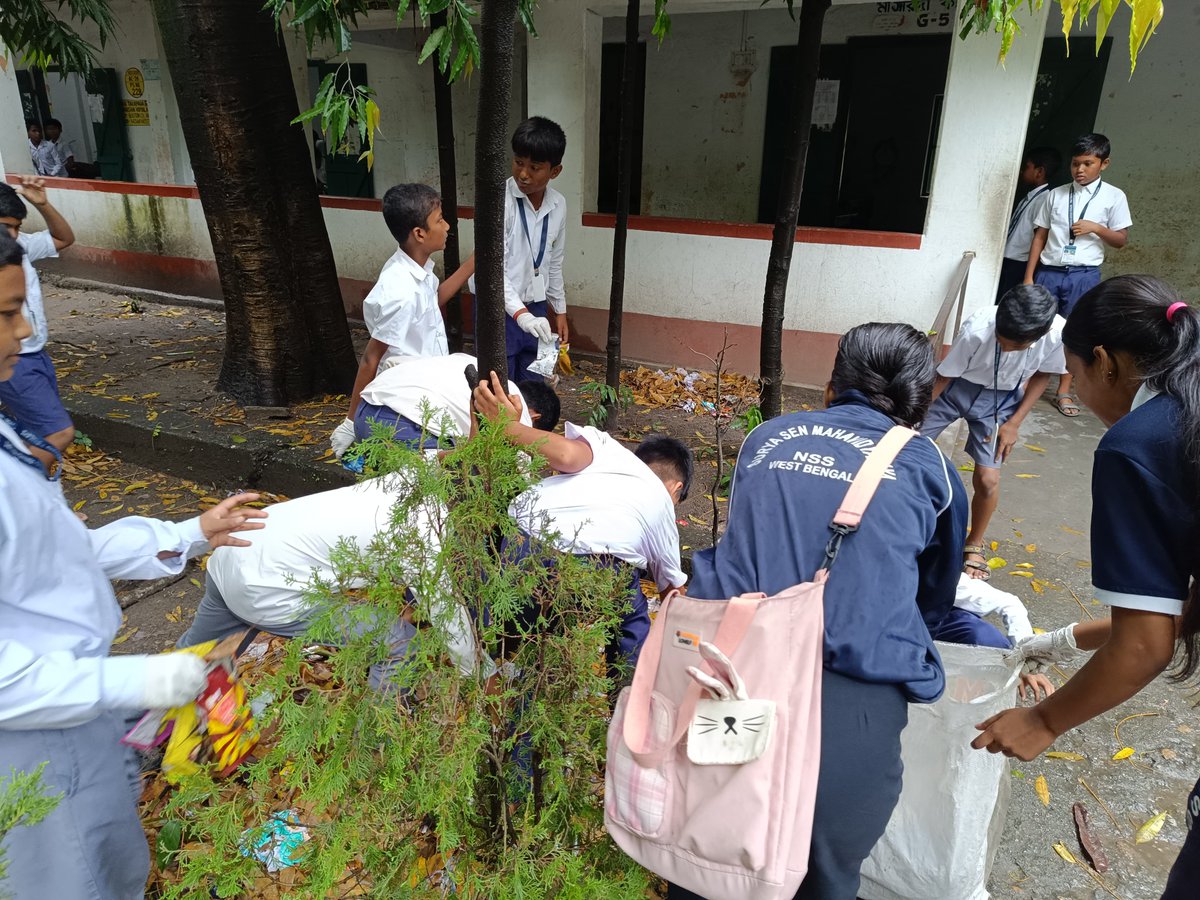 rdnss_kolkata's tweet photo. On the occasion of #SwachhataHiSeva2024 NSS Unit of Surya Sen Mahavidyalaya, Siliguri organized cleanliness drive campaign &amp; collected single use plastic from local market &amp; locality. @mansukhmandviya @YASMinistry @_NSSIndia @khadseraksha 
#SHS2024 #SanskaarSwachhata https://t.co/q5r5XEuDzP