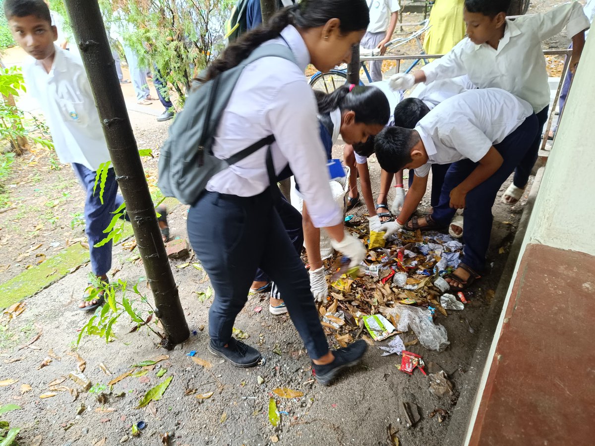 rdnss_kolkata's tweet photo. On the occasion of #SwachhataHiSeva2024 NSS Unit of Surya Sen Mahavidyalaya, Siliguri organized cleanliness drive campaign &amp; collected single use plastic from local market &amp; locality. @mansukhmandviya @YASMinistry @_NSSIndia @khadseraksha 
#SHS2024 #SanskaarSwachhata https://t.co/q5r5XEuDzP