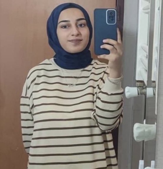 aratbaris_'s tweet photo. Rojin Kabaiş 2 gündür kayıp!

Van Yüzüncü Yıl Ünv. öğrencisi Rojin Kabaiş’ten 2 gündür haber alınamıyor. Akşam yemek yedikten sonra yurttan ayrılan Rojin, bir daha dönmemiş. Polisler sabaha doğru telefonunu ve cüzdanını göl kenarında bulmuş.

Ses verin!

#RojinKabaişNerede #Van https://t.co/A6HYAuVFG6