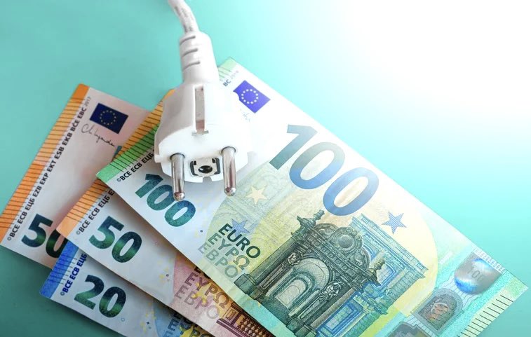 Alerte ! ⤵️

Selon une étude réalisée par l’Union française de l’électricité, le prix de l’électricité devait augmenter « de 900 à 1000 euros par an et par ménage » d’ici 2026 !

Et cette hausse « spectaculaire » concernera aussi toutes les autres énergies : fioul, essence et gaz