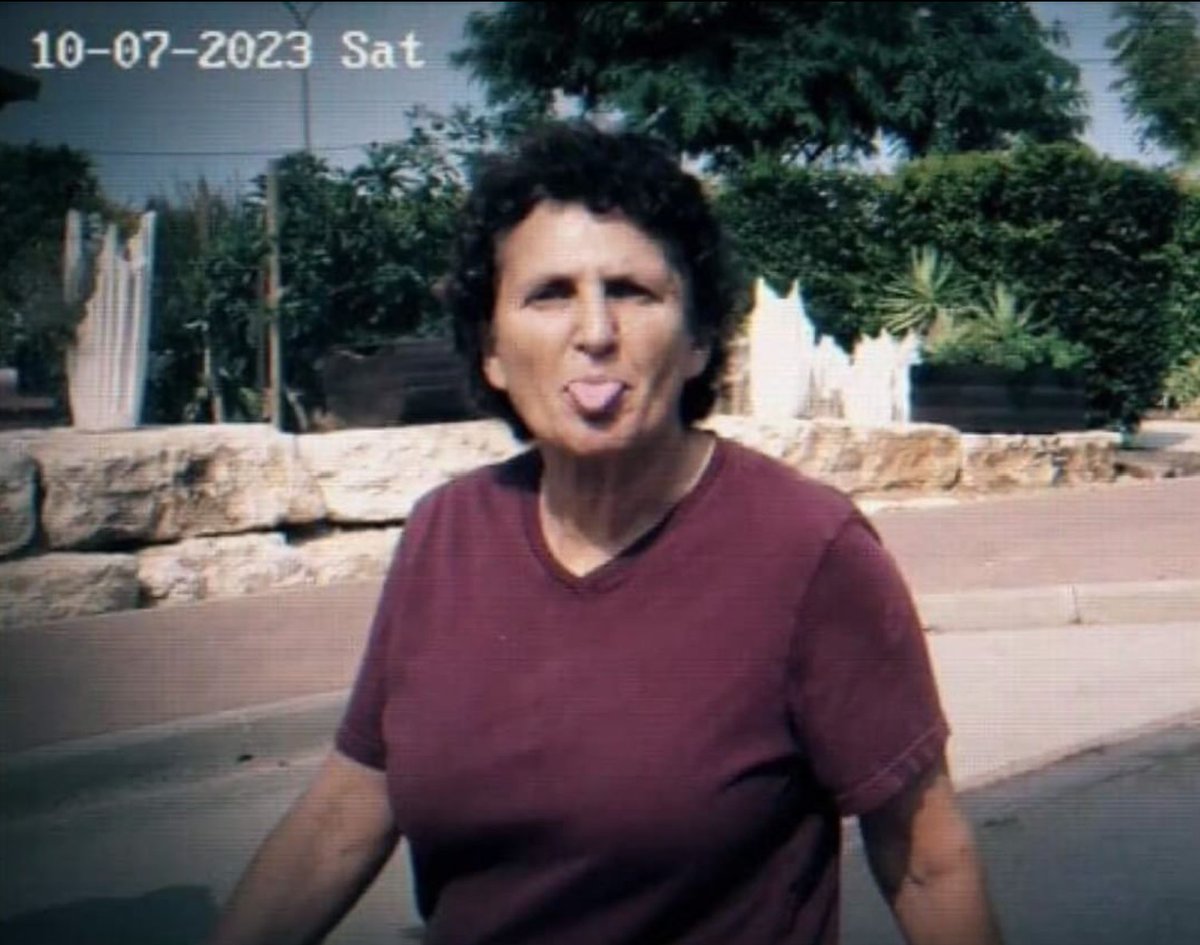 Mllesoss0's tweet image. Voici l'une des dernières images de Kineret Gat, assassinée le 7.10 au kibboutz Beeri.
Cette image, capturée par les caméras des terroristes nous montre cette enseignante de 67 ans, qui sait qu'elle va mourir, et qui dans un dernier geste d'un courage inouï, tire la langue à…