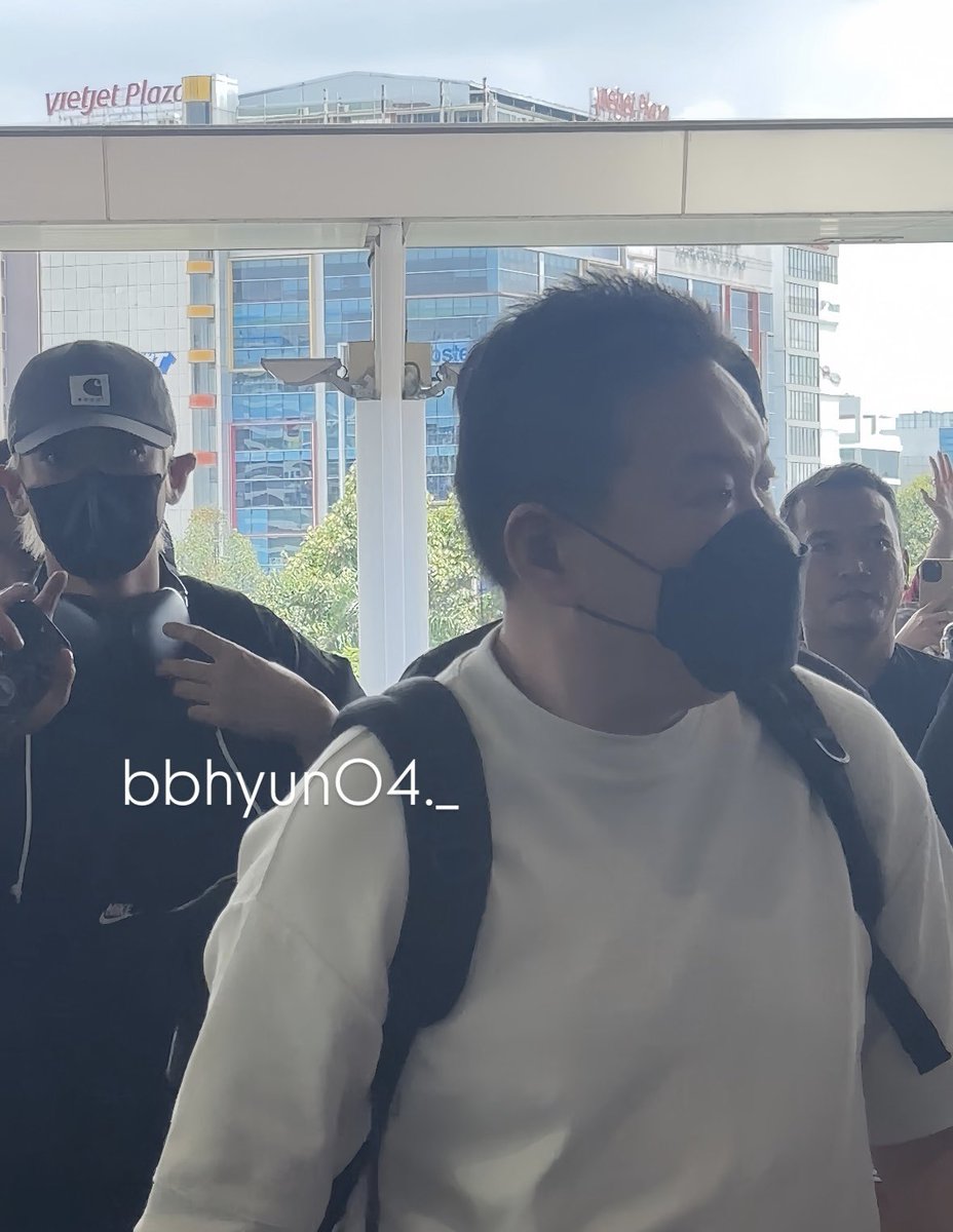 PARK CHANYEOL SAY BYE VIET NAM
#chanyeol #CHANYEOL_都市風景_City_scape_in_HCMC #CHANYEOL_BlackOut #CHANYEOLCityScape