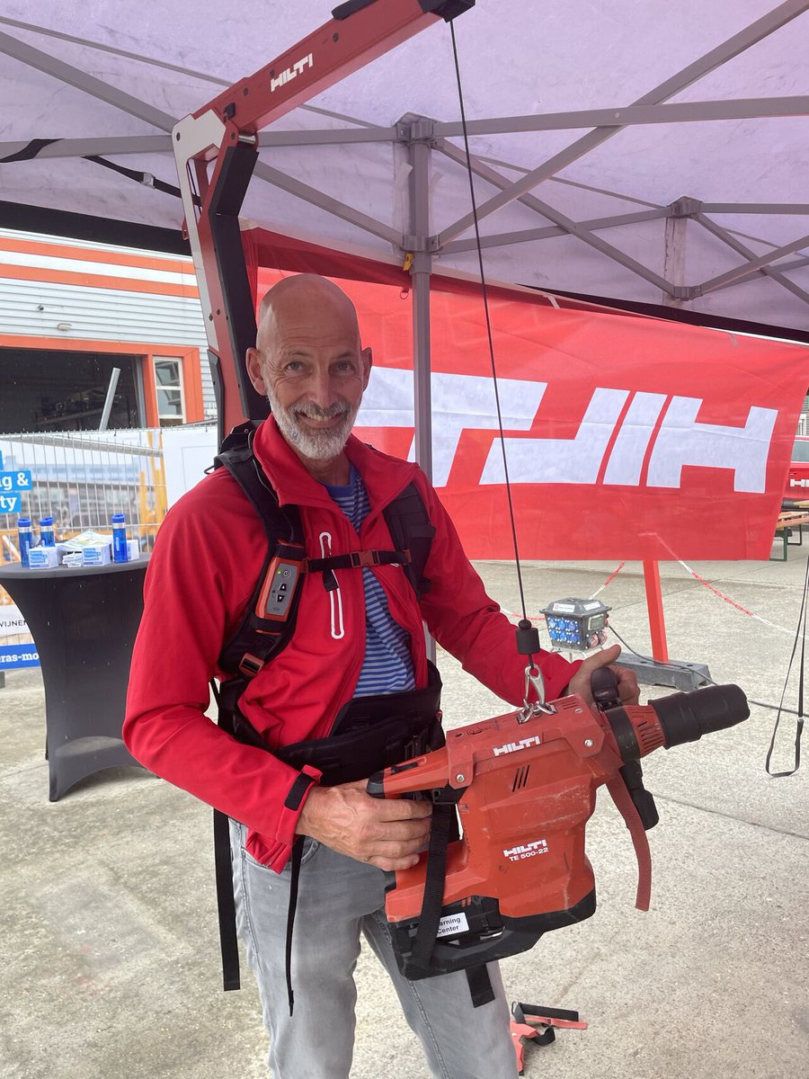 Veiligheid dagelijks on top <a href="/VanWijnenGroep/">Van Wijnen</a>. Beelden van het Veiligheidsontwerfaseontbijt met ontwikkelaars, adviseurs en <a href="/NLA_Inspectie/">Nederlandse Arbeidsinspectie</a>, de bedrijfsbrede omwisseling vd nieuwe helmen en de laatste stand der techniek demonstreren en ervaren bij Materieel en haar partners.